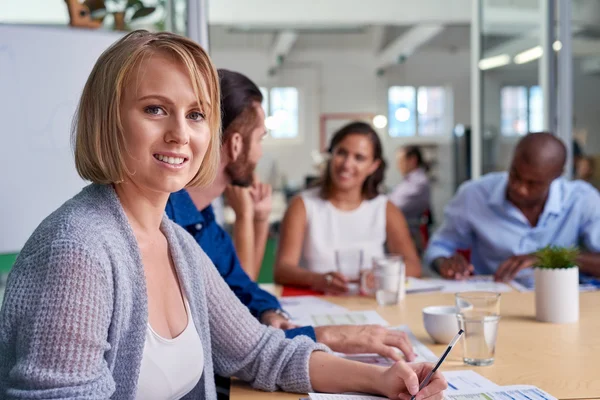 Zakenvrouw tijdens directiekamer ontmoeting met collega 's — Stockfoto