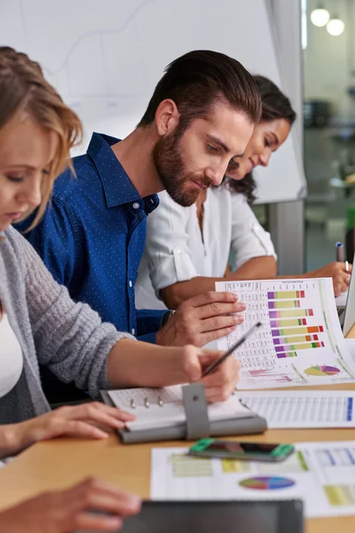 Empresário verificando gráficos da empresa — Fotografia de Stock