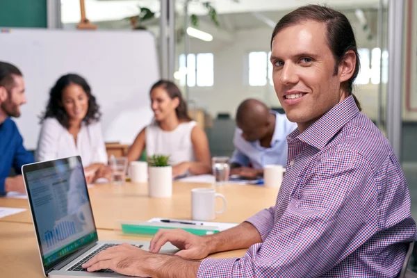 Zakenman tijdens collega's directiekamer vergadering — Stockfoto