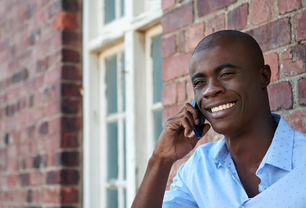 Homme parlant au téléphone — Photo