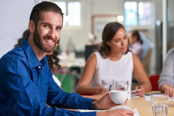 Zakenman tijdens directiekamer ontmoeting met collega 's — Stockfoto