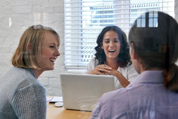 Conseiller financier d'affaires femme rencontre avec deux clients — Photo