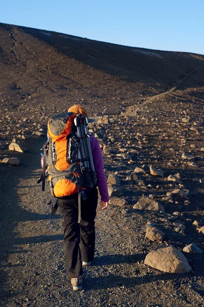 Chinese woman backpacker hiking — Stock Photo, Image