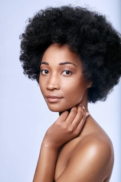 Porträt der schönen jungen schwarzen Model — Stockfoto