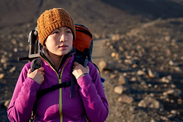中国の女性バックパッカー ハイキング — ストック写真