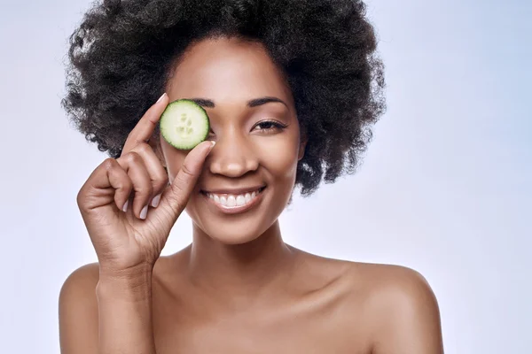 Concepto de belleza cuidado de la piel con negro modelo africana — Foto de Stock