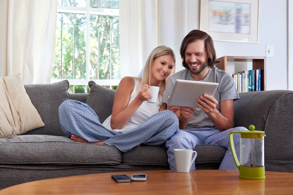 Met tablet pc en koffiemok (echt) paar — Stockfoto