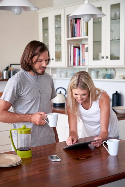 夫妇与咖啡和平板电脑 — 图库照片