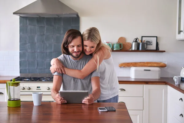 Pareja con tablet PC en hogar cocina — Foto de Stock