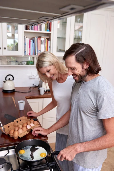 Ev mutfakta kahvaltı hazırlarken Çift — Stok fotoğraf