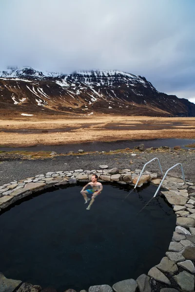 Τουριστική ταξιδιώτη άνθρωπος εμβάπτιση σε Ισλανδία — Φωτογραφία Αρχείου