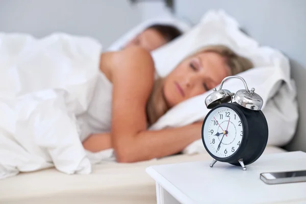 Caucásica par dormir con reloj despertador —  Fotos de Stock