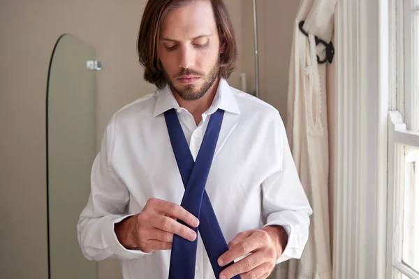 Homem fazendo camisa de rotina matinal e gravata — Fotografia de Stock