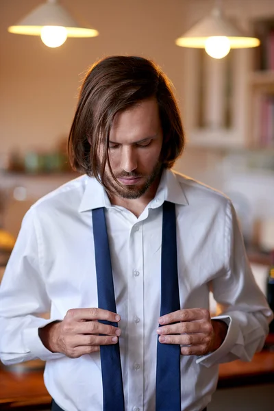 Man doing morning routine shirt and tie — Stock Photo, Image