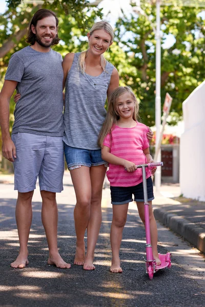 Family walking along street with scooter — Stock Photo, Image