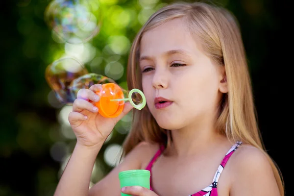 Bambina soffiando bolle — Foto Stock