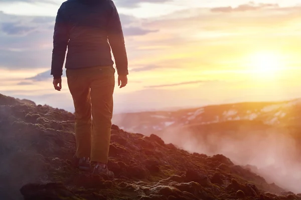 Turista en campos de lava — Foto de Stock