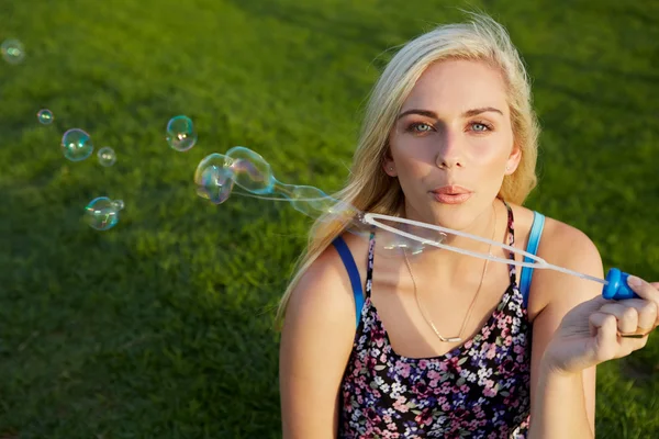 Woman blowing bubbles — Stock Photo, Image