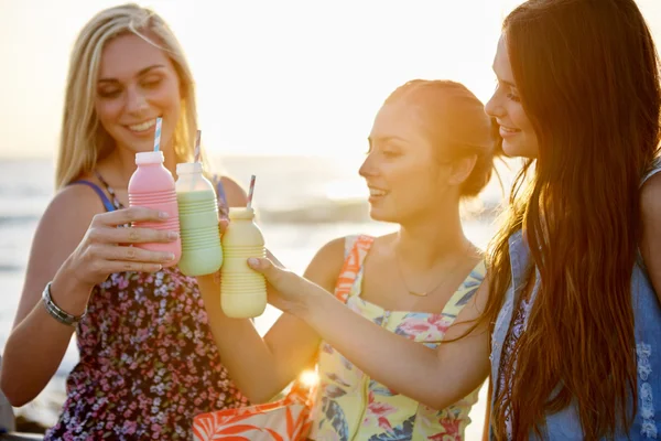 Adolescentes celebrando el verano en la playa — Foto de Stock