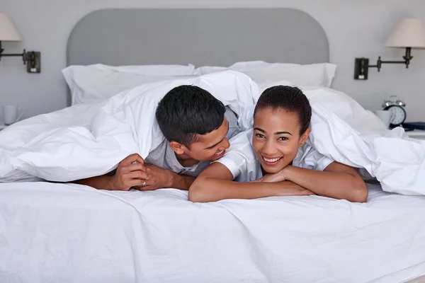 Casal romântico na cama — Fotografia de Stock