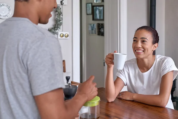 Pareja tomando café en la cocina — Foto de Stock