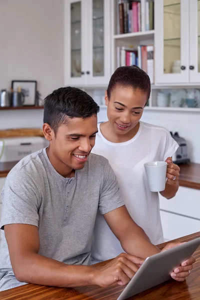 Casal com computador de café e tablet na cozinha — Fotografia de Stock