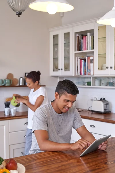 Пара з кавою і планшетним комп'ютером на кухні — стокове фото