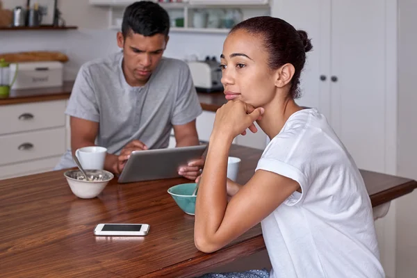 Pareja en la cocina con tablet — Foto de Stock