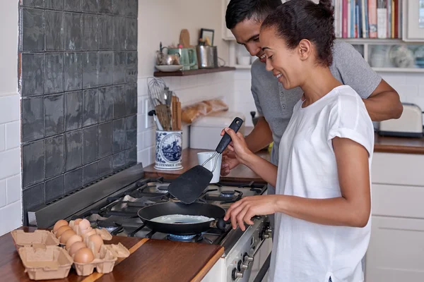 Couple making breakfast together — Stock Photo, Image