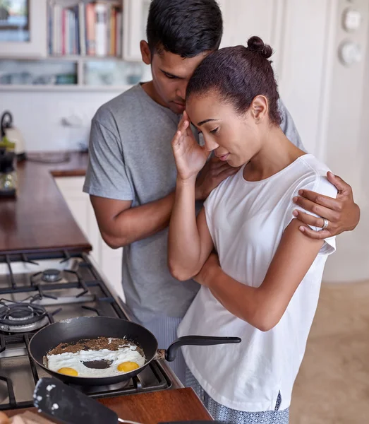 Грустная пара на кухне готовит завтрак — стоковое фото