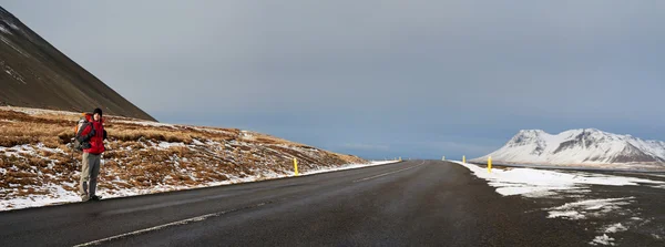 Hitchhiking iceland traveller — Stock Photo, Image