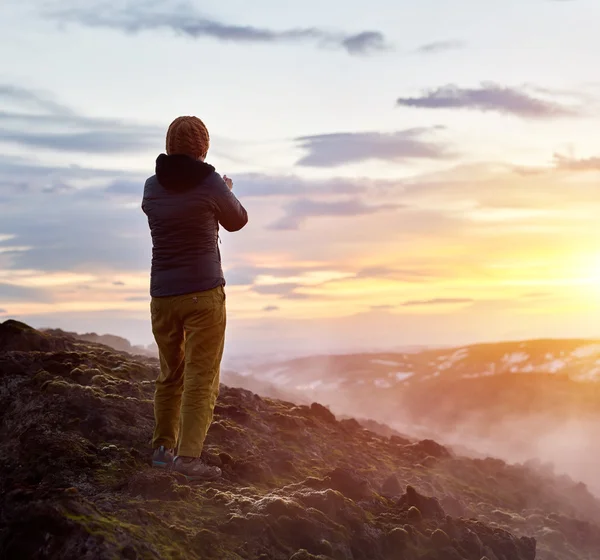 Turista em campos de lava — Fotografia de Stock