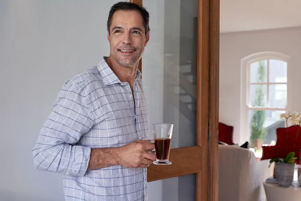 Усміхнений чоловік тримає чашку кави — стокове фото