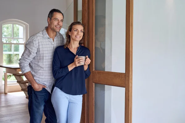 Feliz coupé tomando café en casa — Foto de Stock