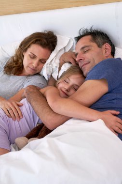 Aile yatakta yatan ve uyku