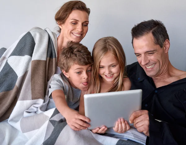 Семья играет с цифровым тачпадом дома — стоковое фото