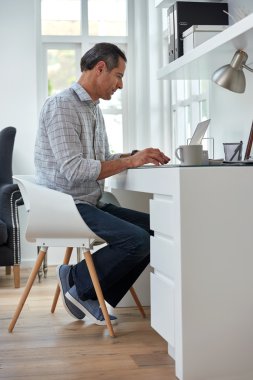 Dizüstü bilgisayarda çalışan adam