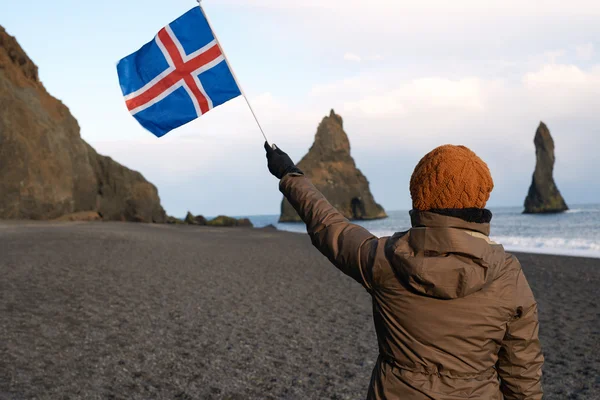 Turist på Black sand beach — Stockfoto