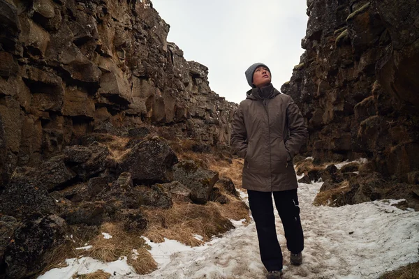 Woman tourist exploring the crack — 스톡 사진