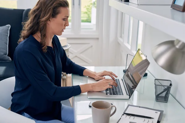 Kobieta pracująca na laptopie — Zdjęcie stockowe