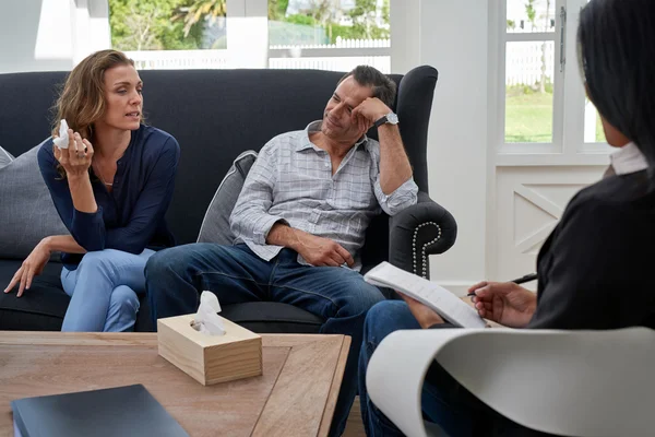 Caucasian couple receiving marriage counseling — Stock Photo, Image