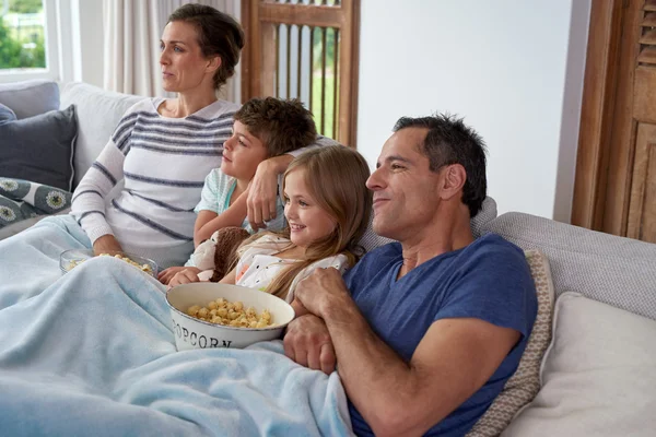 Família assistindo um filme — Fotografia de Stock