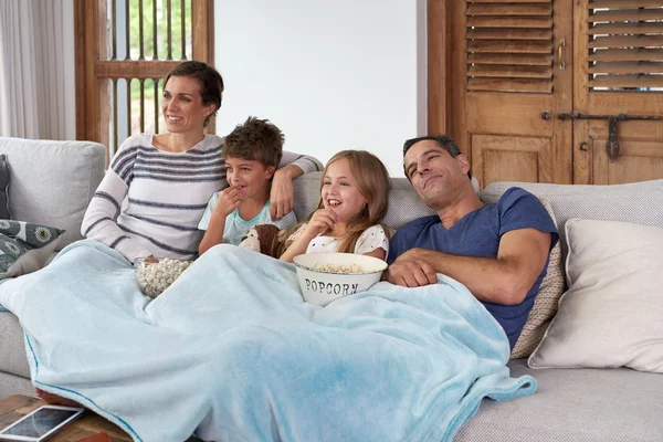 Família assistindo um filme — Fotografia de Stock