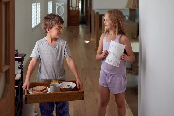 Niño y niña llevando bandeja de desayuno — Foto de Stock