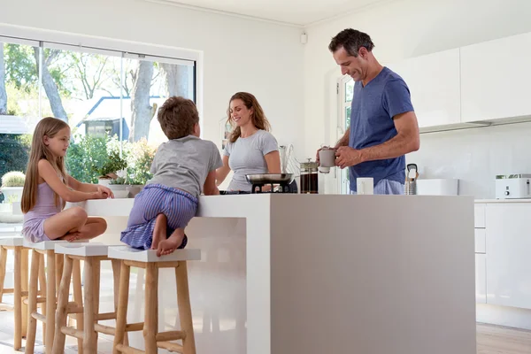 Familie in de keuken voorbereiding ontbijt — Stockfoto