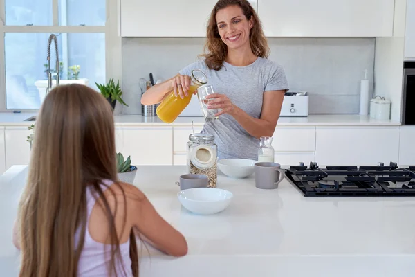 Mor och dotter äter frukost i köket — Stockfoto