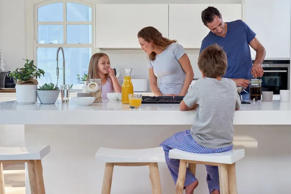 Familia en la cocina preparando el desayuno — Foto de Stock