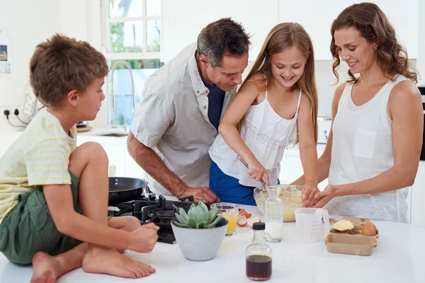 Familj bakning tillsammans i köket — Stockfoto