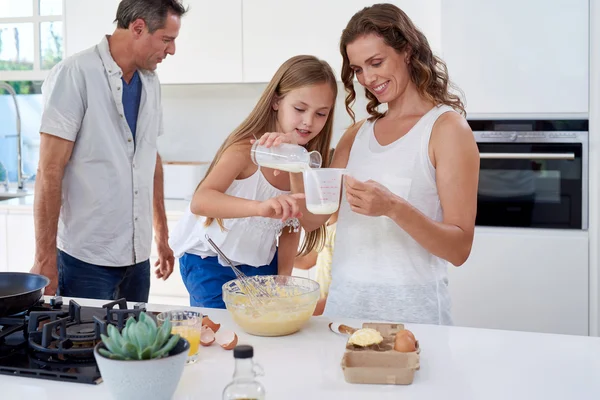 Familie samen bakken in de keuken — Stockfoto