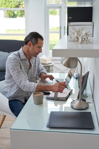 Geschäftsmann arbeitet zu Hause — Stockfoto